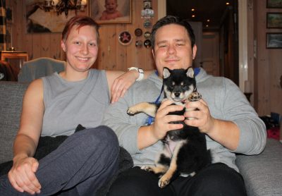 Teemo med sine nye eiere, Ann-Christin og Bjørn Anders